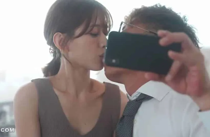 Thấy người vợ hơi lạ, ông chồng xem điện thoại bà xã và thấy cảnh xoạc với tiền bối của mình