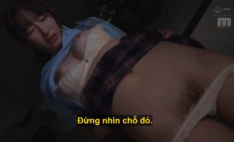 Ông chủ lập mưu quan hệ tình dục với cô nhân viên kiêu kỳ lười nhác bên dưới, suốt ngày bận rộn chat chit cùng người yêu.